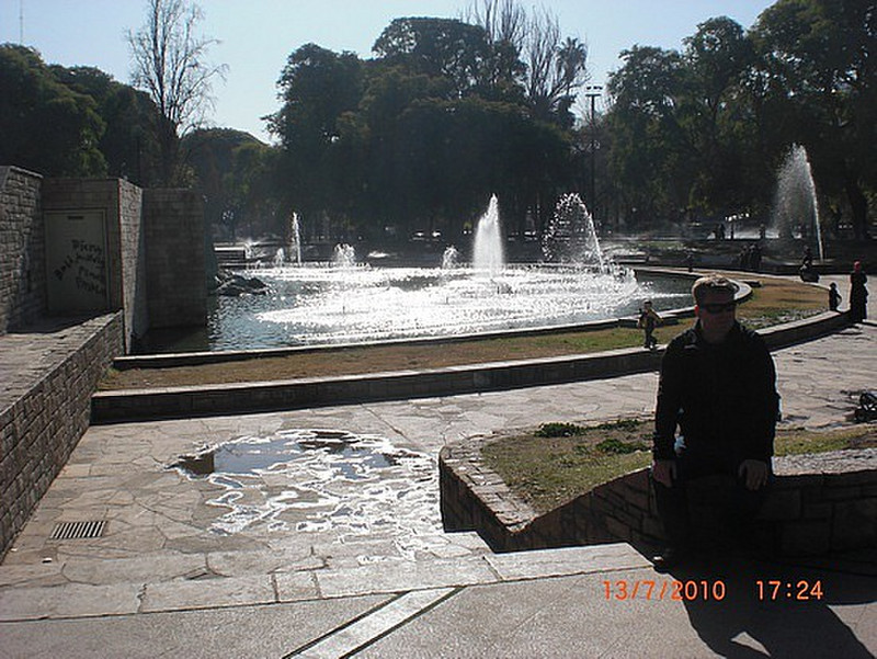 Helge ved fontenen midt i byen