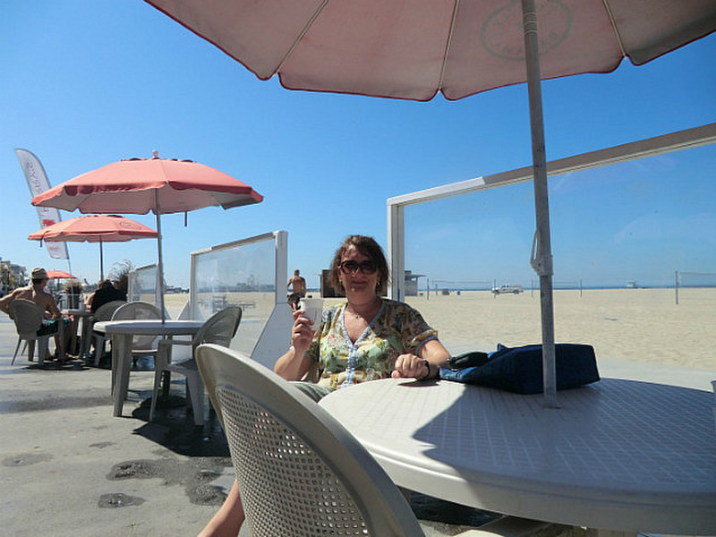 Camilla kuler&#039;n ved Santa Monica Beach
