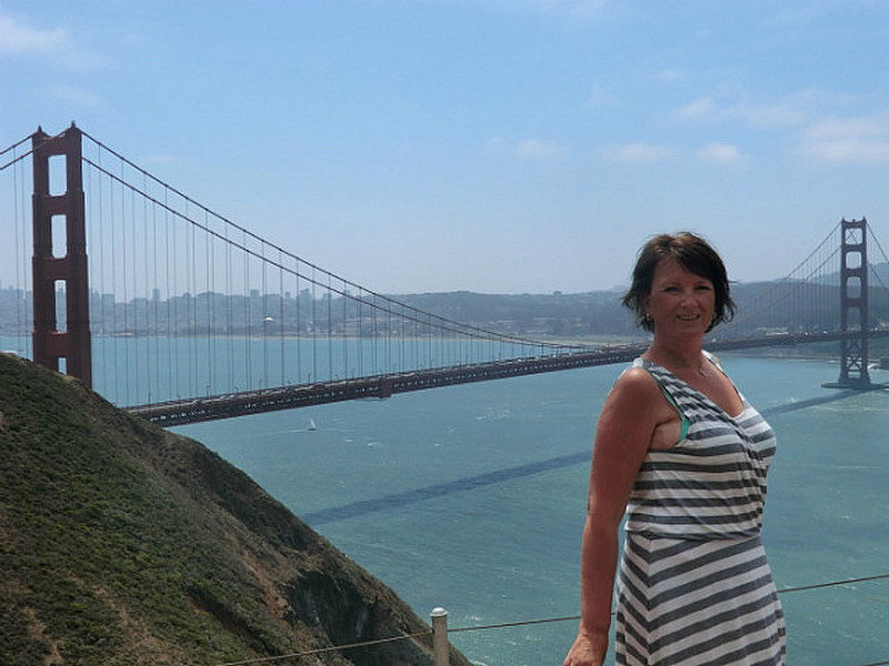 Camilla poserer foran Golden Gate Bridge
