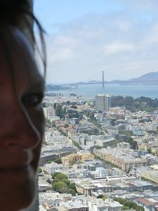 Camilla speider mot Golden Gate Bridge