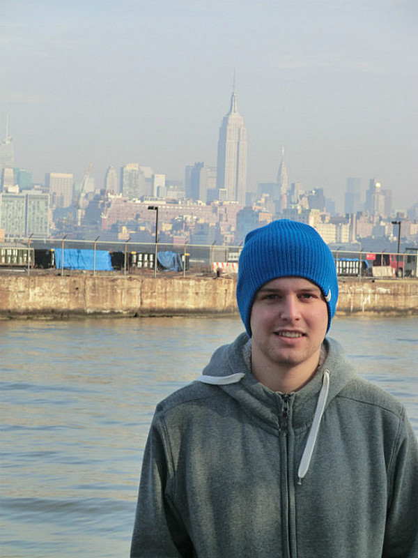 Alexander med Manhattan skyline