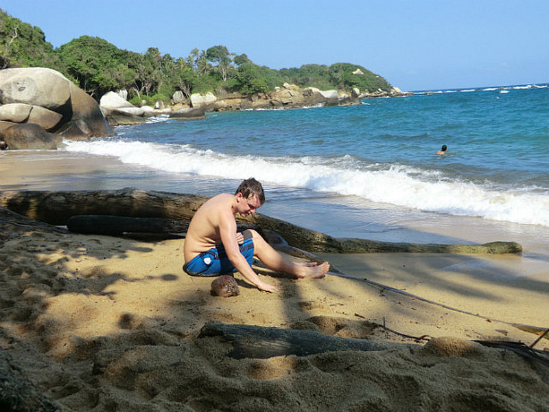 Alex leker p&aring; stranden