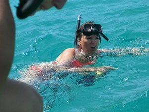 Camilla snorkler