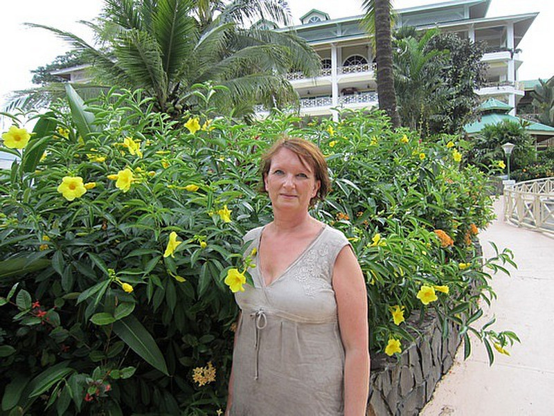 Camilla i hagen ved hotellet