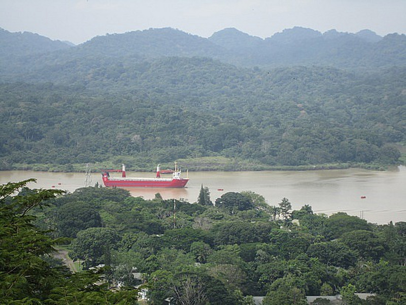Panamakanalen sett fra regnskogen