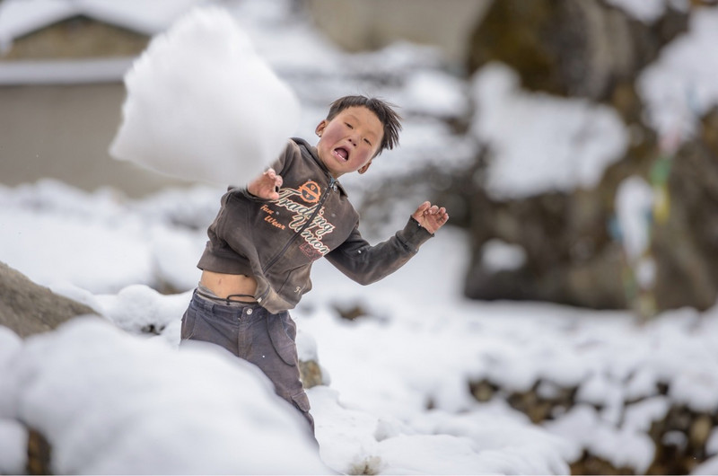 A good-hearted snowball fight