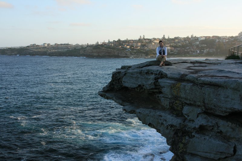 Mandi on the edge of a cliff on Coogee Walk