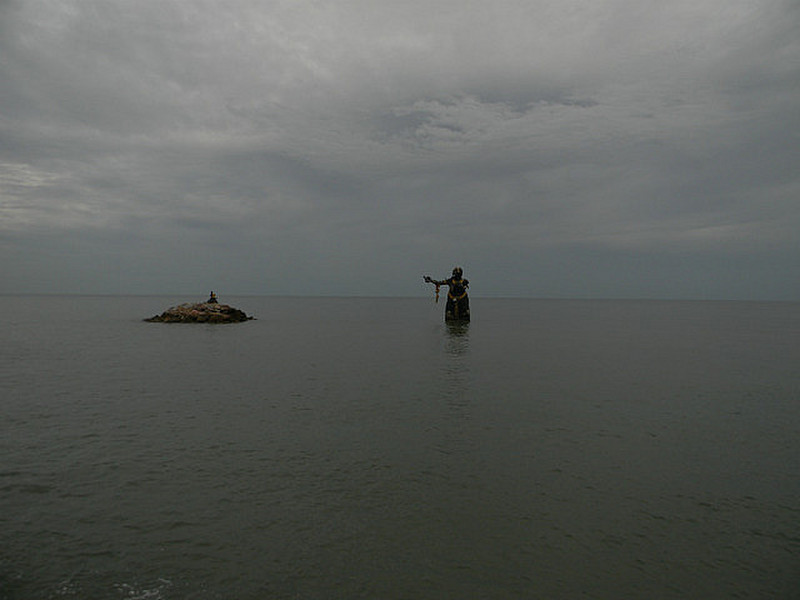 Statue in water commemorating Phra Apaimani