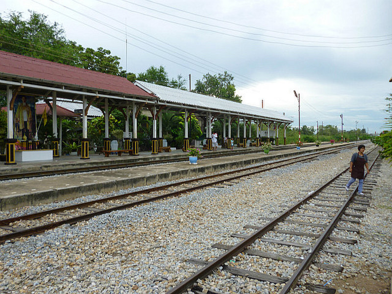 Cha Am train station at back of market