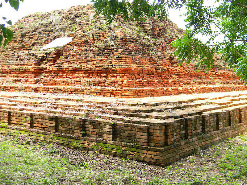 Chedi with clay mortar