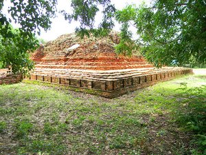 Remains of a large brick and stucco chedi