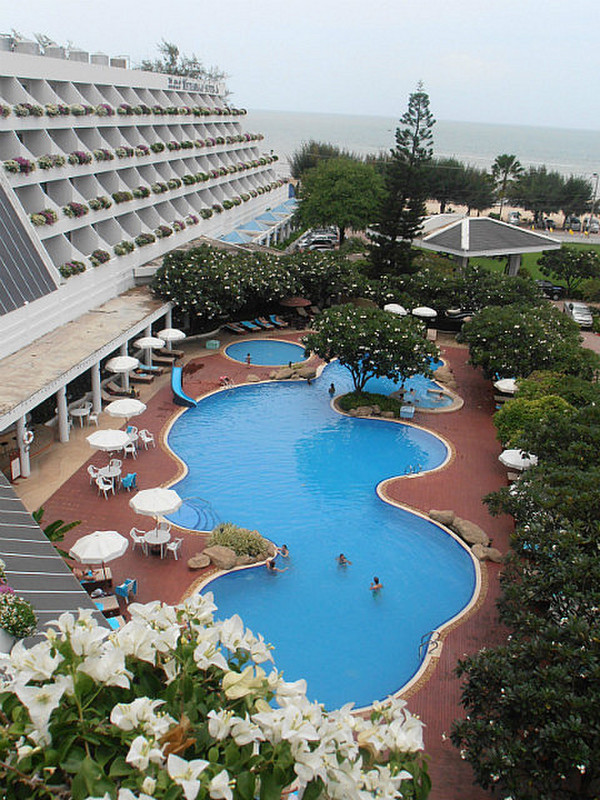 The fantastic Methavalai Hotel pool