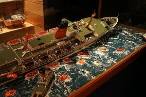 6.1288612741.model-of-ship-sinking