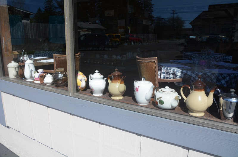Oregon Tea House- 1400 Teapots