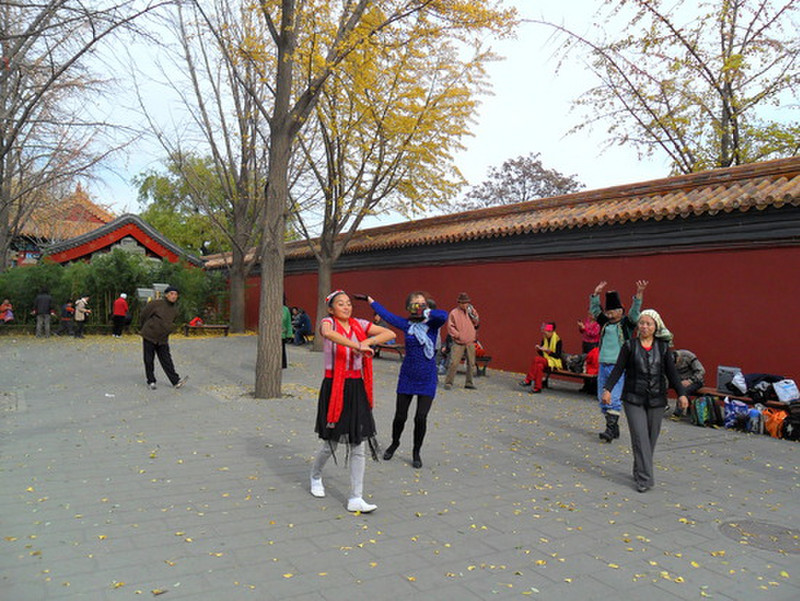 Jingshan park - locals dancing
