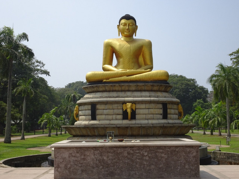 Buddha in Vihara Maha Devi Park
