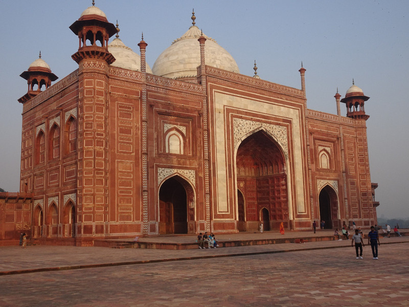 The Mosque next to the Taj