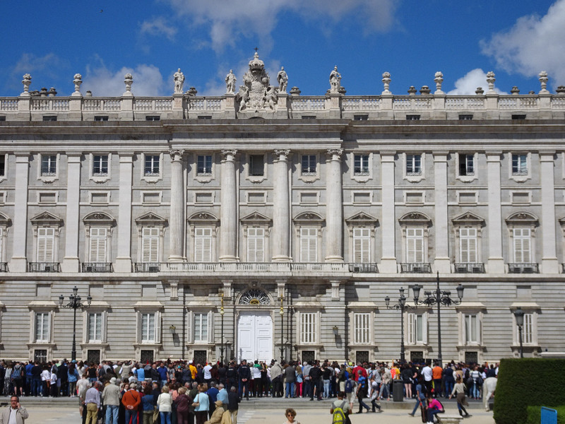 Crowd outside the palace