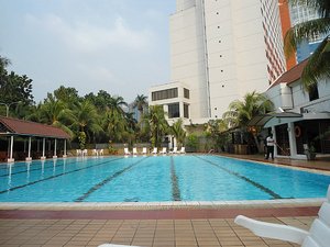 The simming pool at the hotel