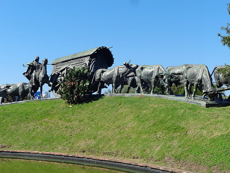 Statue to pioneers in Montevideo