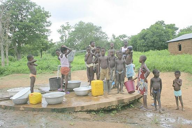 Collecting water at the bore hole