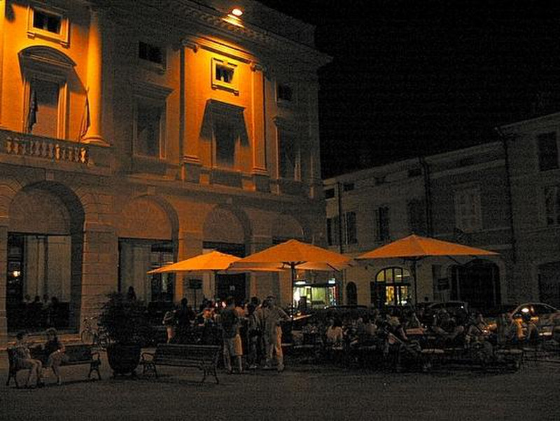 05 Liberty Pub in Asola Town Square