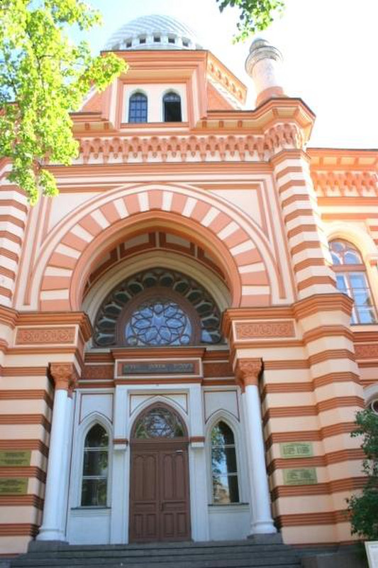 13 Outside the Choral Synagogue, St. Petersburg
