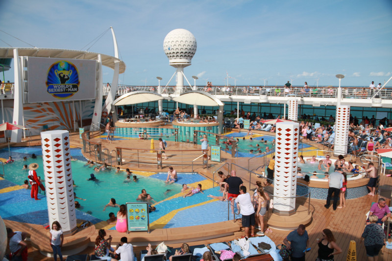 The main pool area - Independence of the Seas