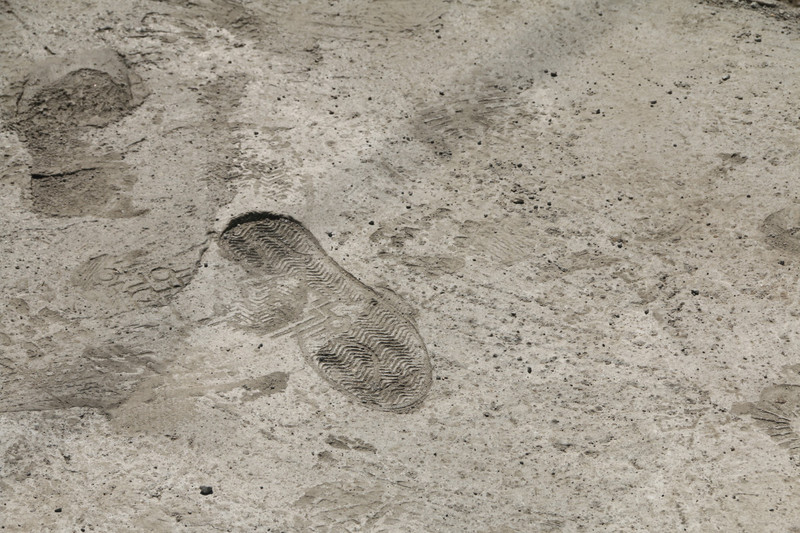 Roisin leaves her maek in the cement