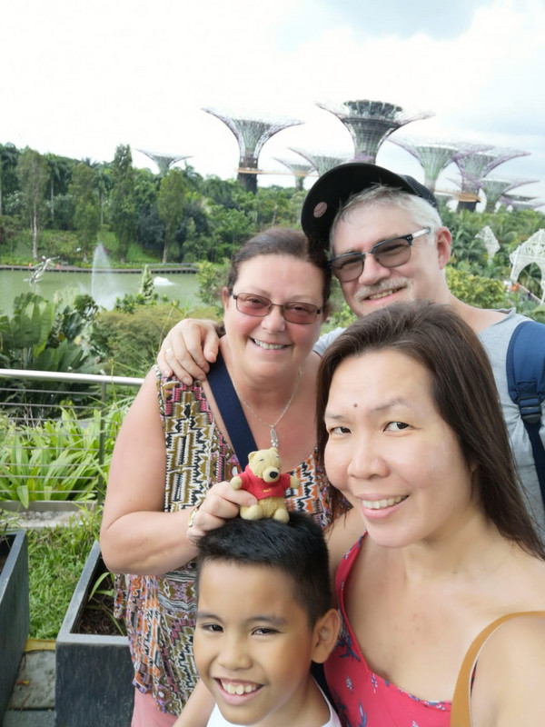 Chris Roisin Adeline and Ashton's arrival at the Gardens by the Bay