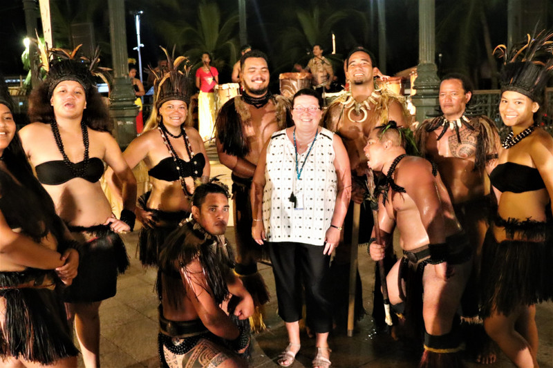 Roisin surrounded by a Polynesian tribe!!