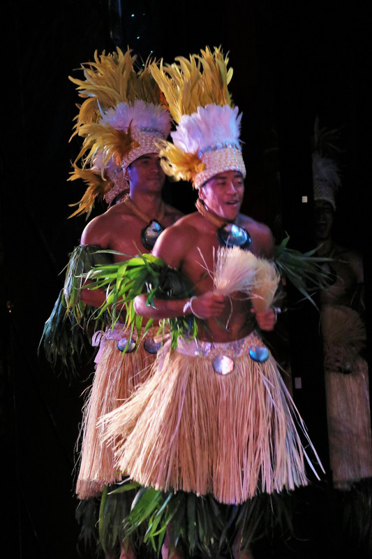 More Polynesian dancing. This time it's the men:s turn!!