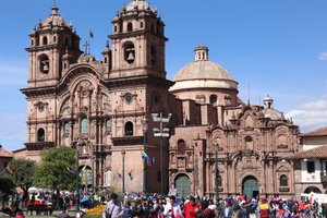 Cusco cathedral - the crowds continue to pour in