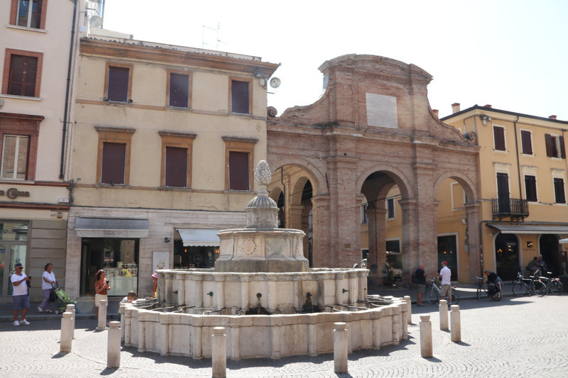 Fontana della Pigna  - was not in action today!!