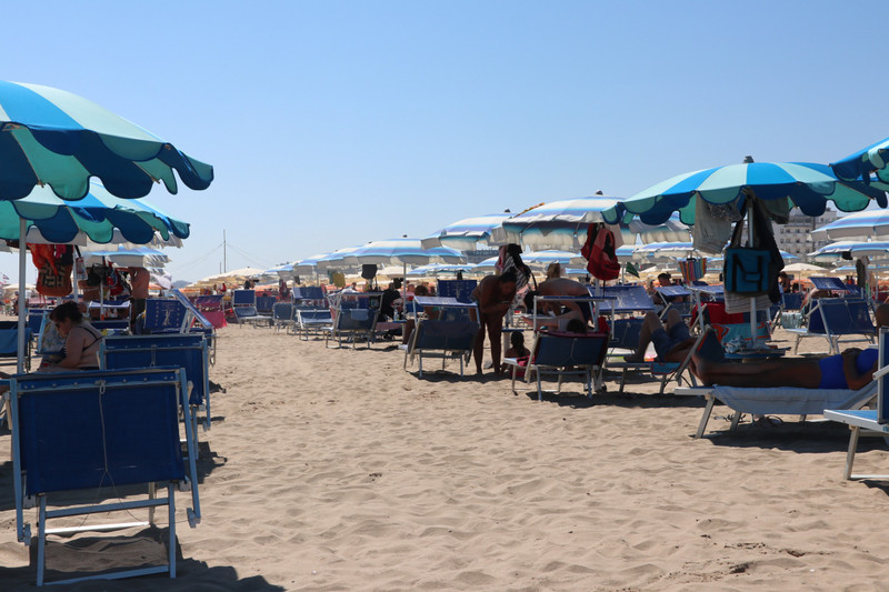 Rimini - social distancing on the beach