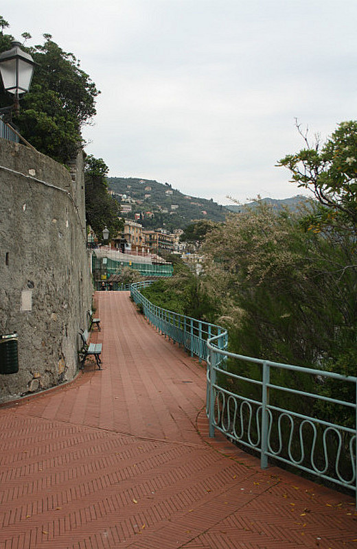 A clear path of the Passeggiata, Nervi, Genova