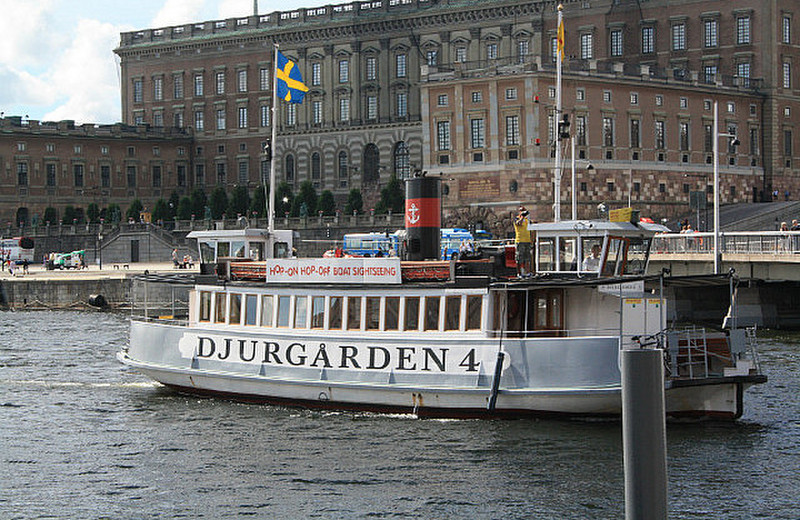 Djurg&aring;rden&#39;s ferry in front of the Kungligaslottet