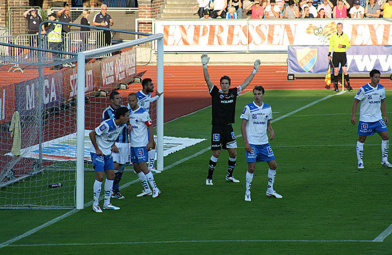 Awaiting the corner at Djurg&aring;rden v Norrk&ouml;ping