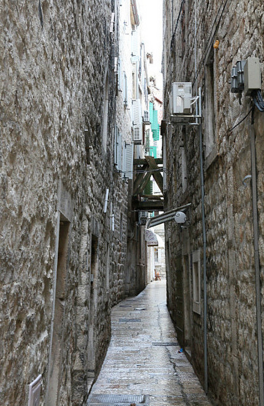a narow lane in the Diocletian Palace