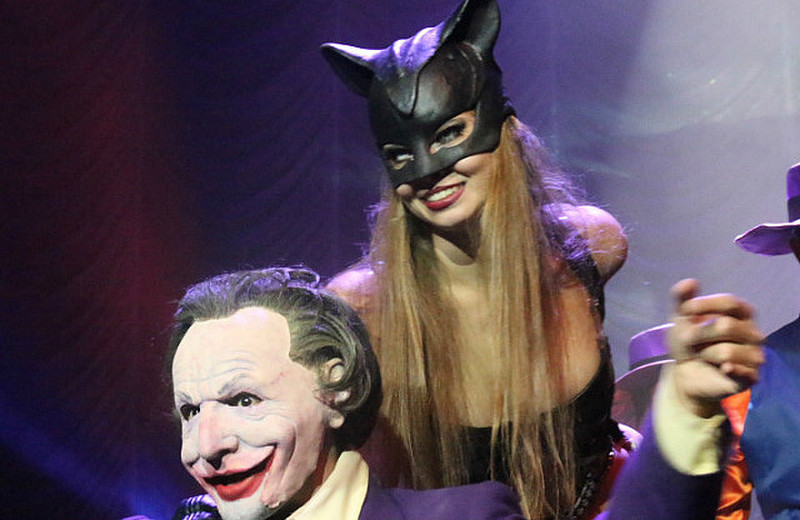 The Joker with Cat women - meee-oww!