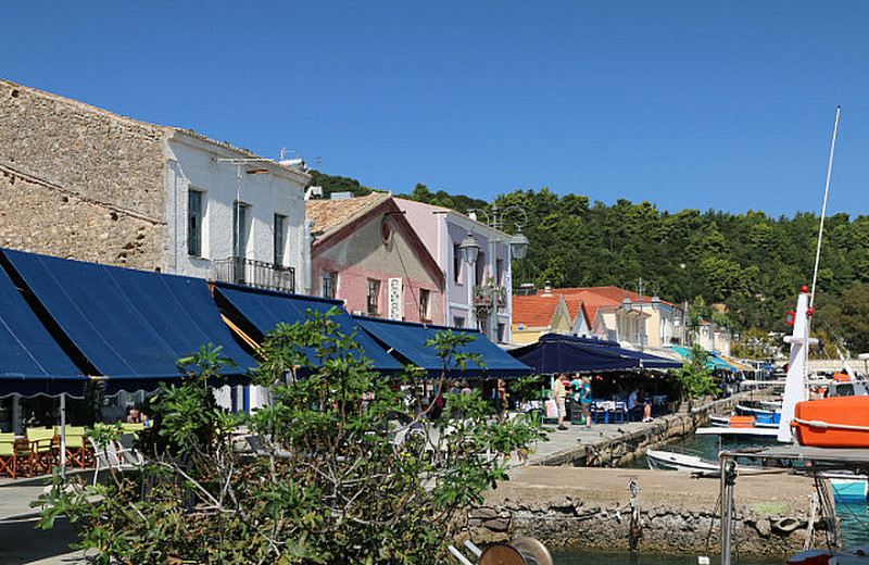 The harbour street of Kotakolon
