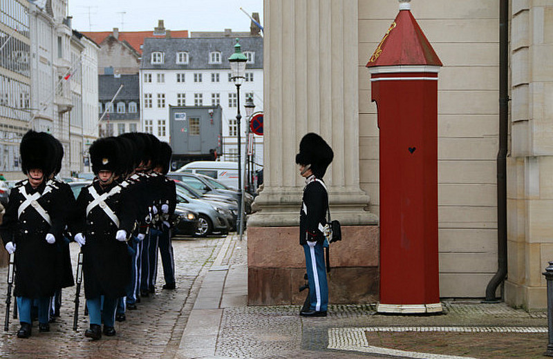 Changing of the Guard, Amelienborg