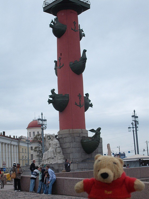 Pooh in front of a Rostral column
