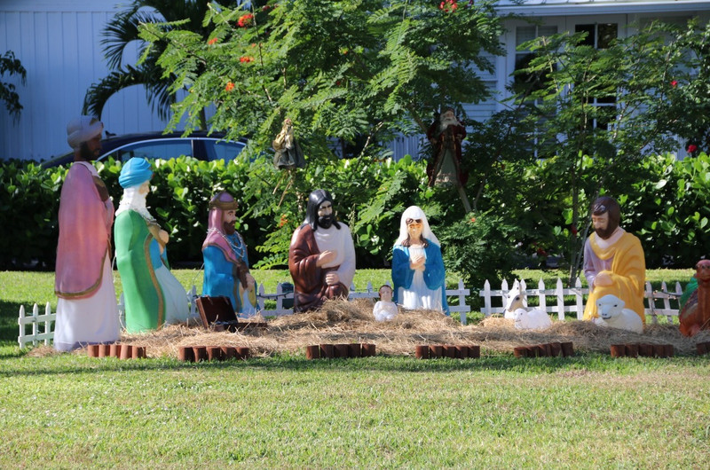 A nativity scene on someones lawn!!