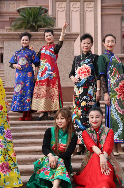 Chinese ladies on the steps of Emirate&#39;s Palace