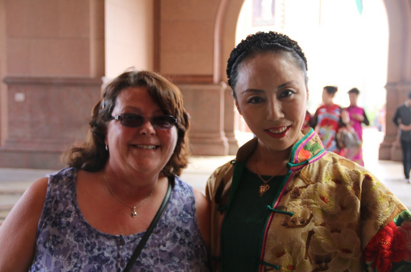 Chinese lady posing with Roisin, Emirate&#39;s Palace
