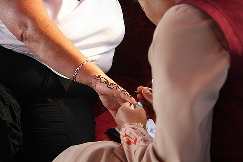 A henna tattoo artist at work, Abu Dhabi