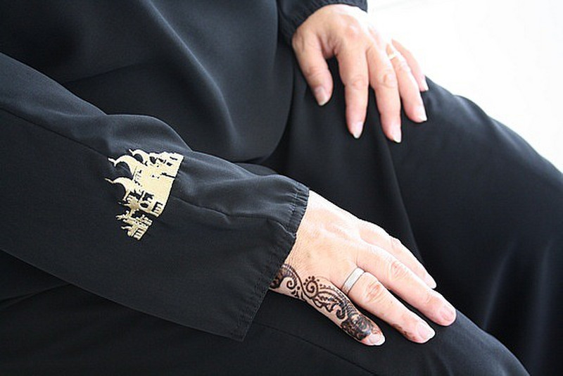 Design of Abaya compliments the henna tattoo