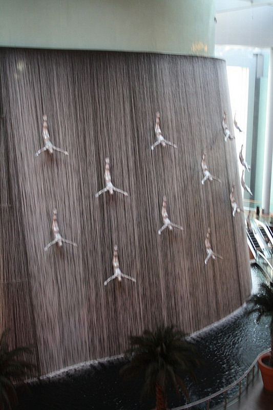 The diving exhibit, Dubai Mall