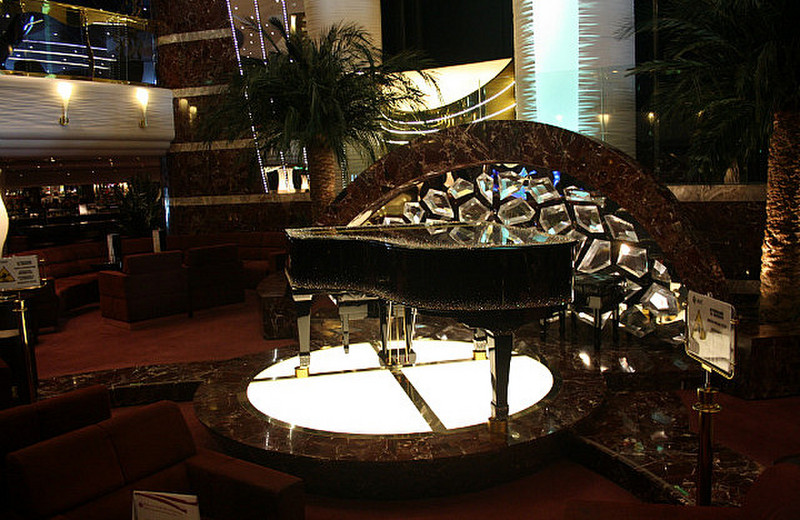 THE glitzy piano, deck 5, MSC Splendida